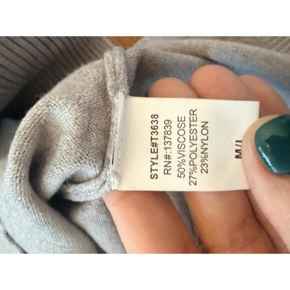 Dreamers by Debut Women's Gray V-Neck Sweater M/L - Picture 5 of 6